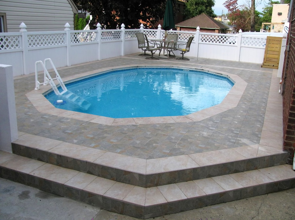 Immagine di una piscina fuori terra chic rotonda dietro casa e di medie dimensioni con pavimentazioni in cemento