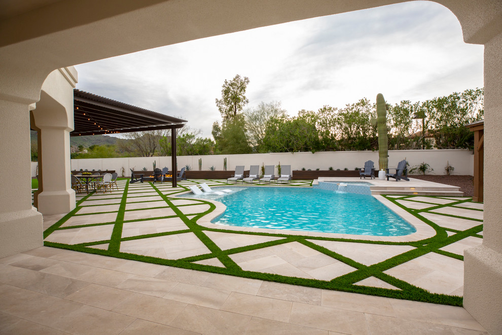 Idee per una piscina moderna personalizzata di medie dimensioni e dietro casa con pavimentazioni in pietra naturale