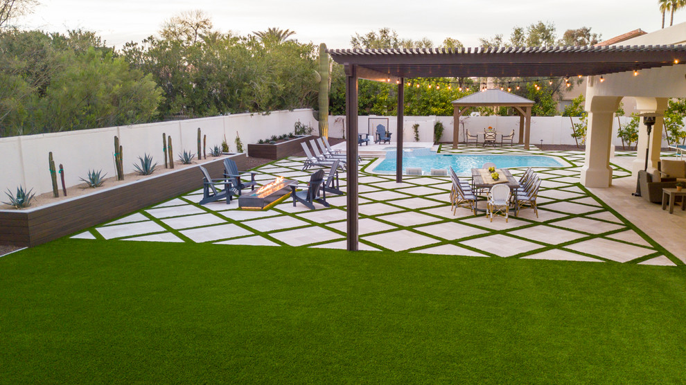 Immagine di una piscina moderna personalizzata di medie dimensioni e dietro casa con pavimentazioni in pietra naturale