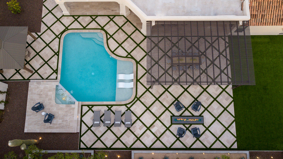 Mittelgroßer Moderner Pool hinter dem Haus in individueller Form mit Natursteinplatten in Phoenix