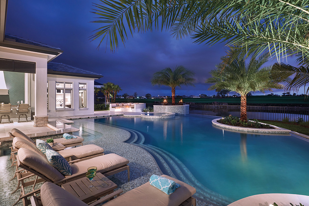 Großer Mediterraner Pool hinter dem Haus in individueller Form mit Natursteinplatten in Miami