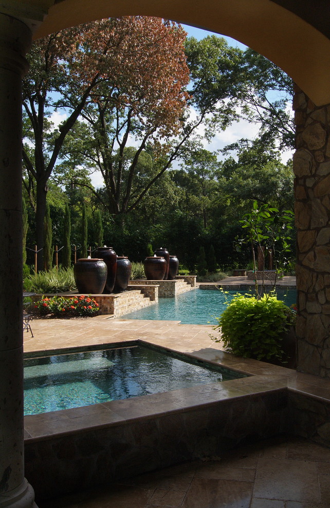 Idee per una grande piscina naturale tradizionale rettangolare dietro casa con fontane e pavimentazioni in pietra naturale