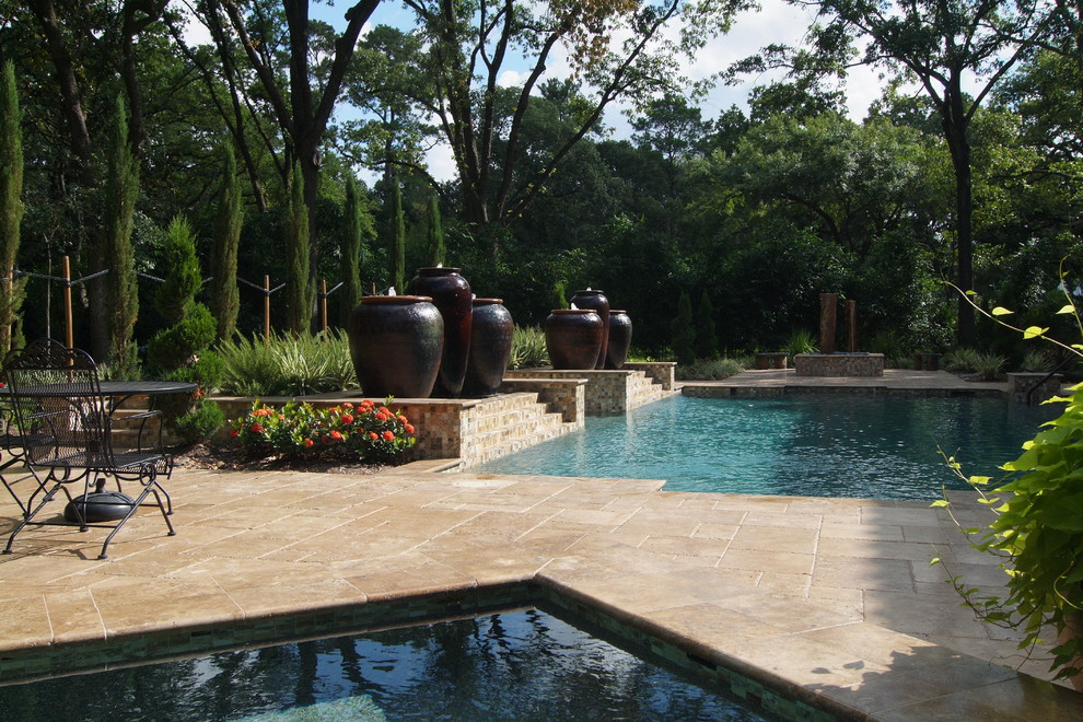 Foto de piscina con fuente natural tradicional renovada grande rectangular en patio trasero con adoquines de piedra natural