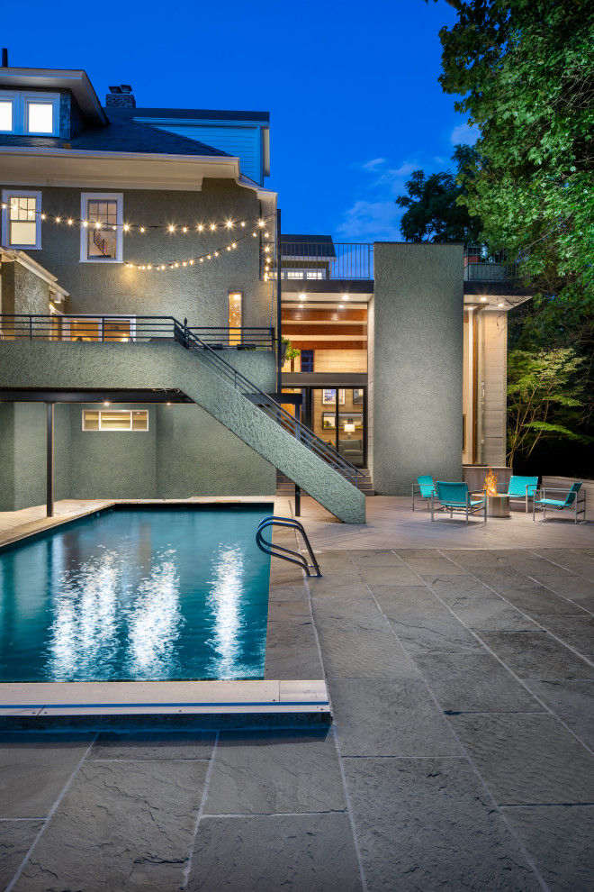 Ispirazione per una piscina monocorsia minimal rettangolare dietro casa con paesaggistica bordo piscina e pavimentazioni in pietra naturale