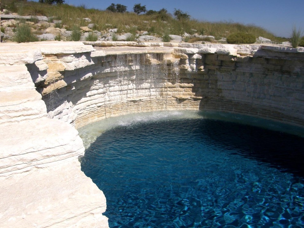 Exemple d'une grande piscine naturelle et arrière méditerranéenne en forme de haricot avec un point d'eau.