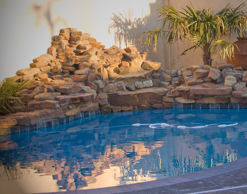 Пример оригинального дизайна: маленький бассейн на боковом дворе в средиземноморском стиле с покрытием из плитки для на участке и в саду