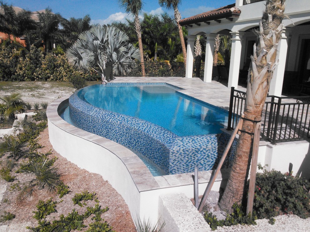 Oberirdischer, Großer Moderner Whirlpool hinter dem Haus in individueller Form mit Natursteinplatten in Miami