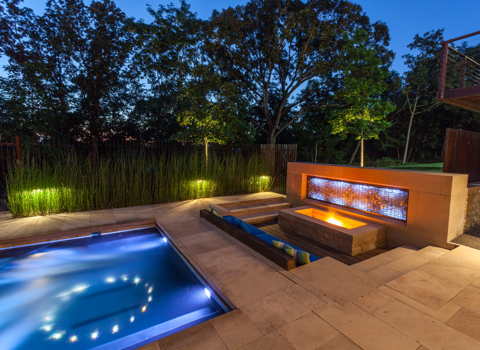Свежая идея для дизайна: угловой бассейн на заднем дворе с джакузи и покрытием из каменной брусчатки - отличное фото интерьера
