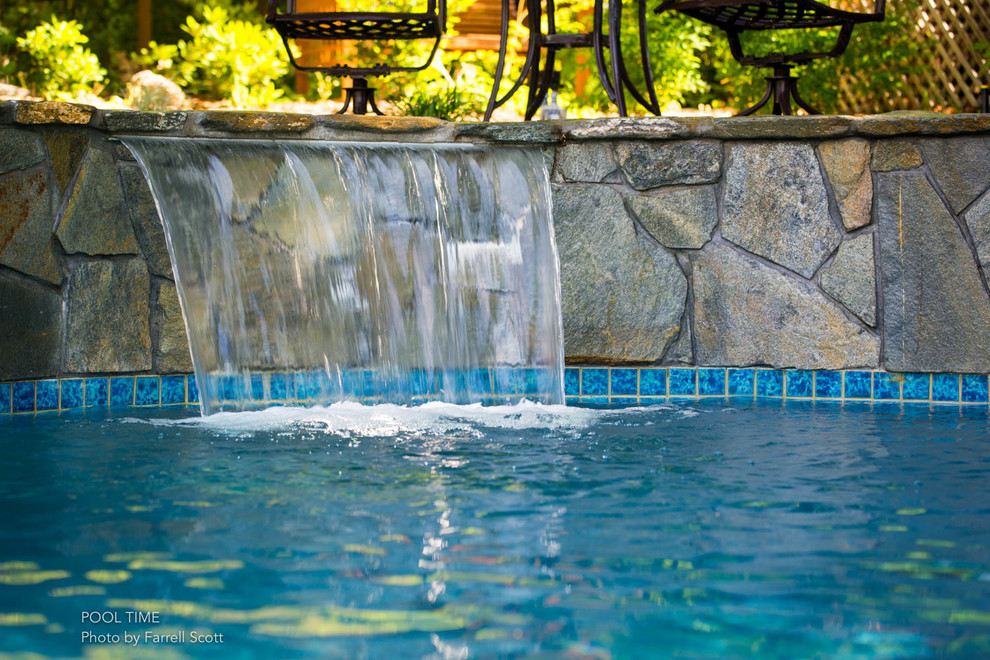 Cette photo montre une piscine arrière tendance de taille moyenne et sur mesure avec un point d'eau et du béton estampé.