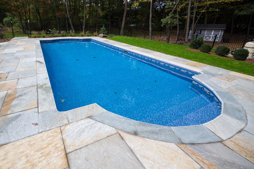 Modelo de piscina de tamaño medio a medida con adoquines de piedra natural