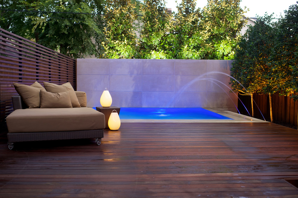 Immagine di una piccola piscina a sfioro infinito minimal rettangolare dietro casa con fontane