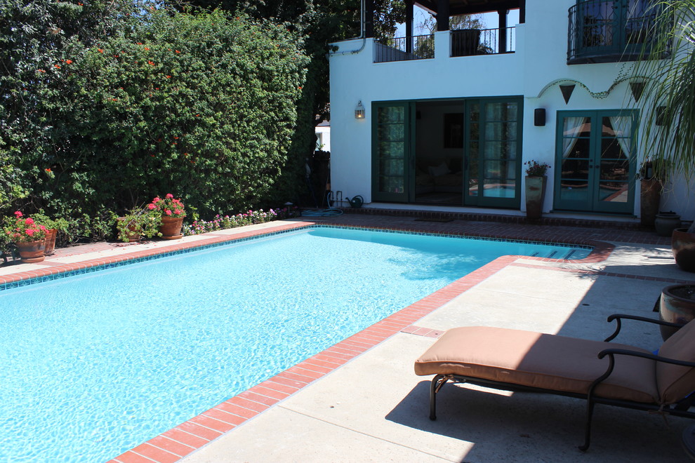 Aménagement d'un Abris de piscine et pool houses arrière méditerranéen de taille moyenne et rectangle avec des pavés en brique.