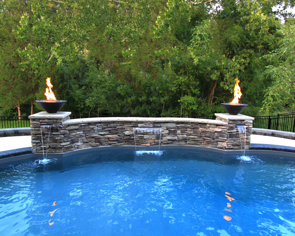 Idee per una piscina naturale contemporanea personalizzata di medie dimensioni e in cortile con fontane e pavimentazioni in pietra naturale