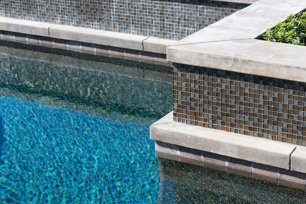 Ispirazione per una piscina naturale contemporanea personalizzata di medie dimensioni e dietro casa con una vasca idromassaggio e piastrelle