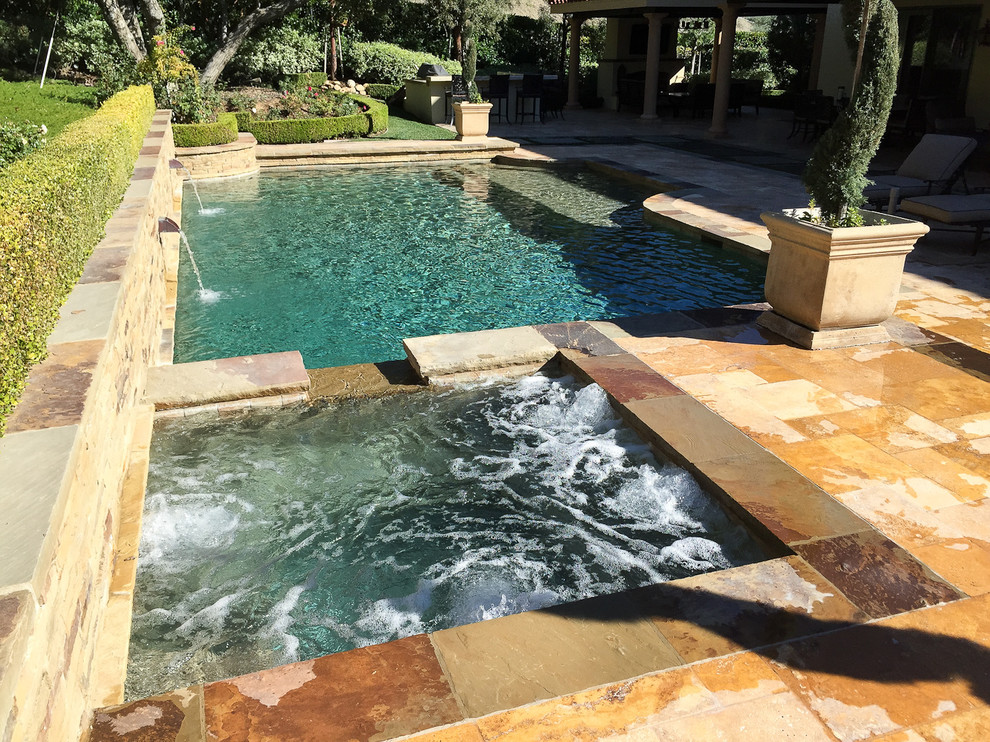 Cette image montre une piscine naturelle et arrière méditerranéenne de taille moyenne et rectangle avec un bain bouillonnant et du carrelage.