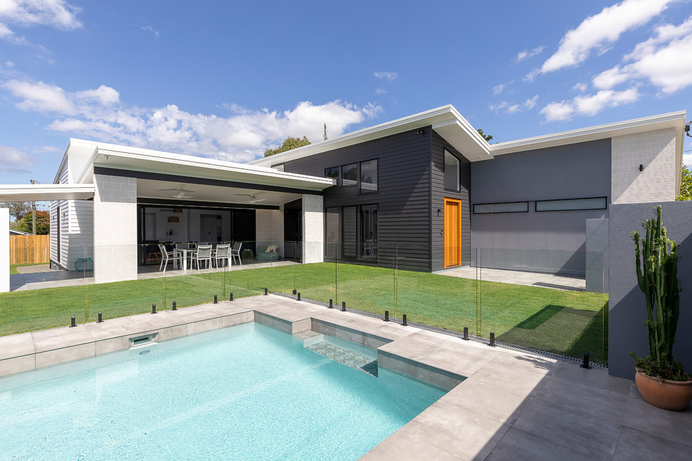 Kleines, Gefliestes Modernes Pool im Innehof in individueller Form mit Wasserspiel in Brisbane