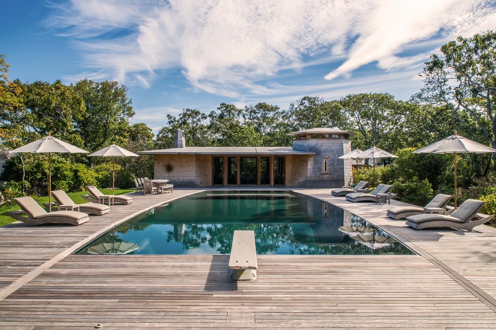 Стильный дизайн: прямоугольный, спортивный бассейн на заднем дворе в морском стиле с домиком у бассейна и настилом - последний тренд