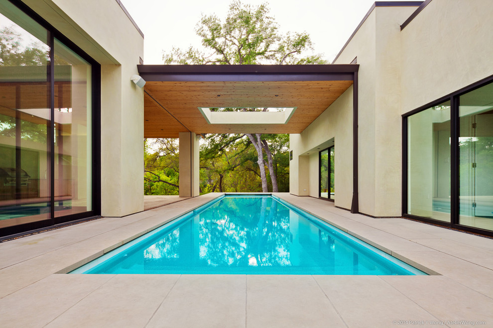 Foto de piscina contemporánea rectangular en patio