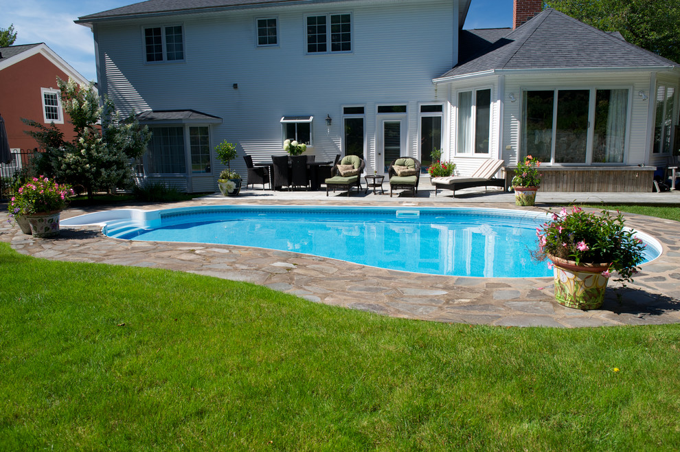 Immagine di una piccola piscina minimalista dietro casa con pavimentazioni in pietra naturale