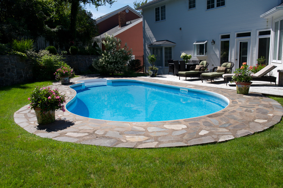 Esempio di una piccola piscina minimalista dietro casa con pavimentazioni in pietra naturale