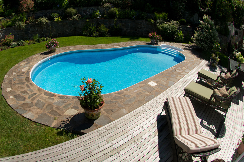 Ispirazione per una piccola piscina minimalista dietro casa con pavimentazioni in pietra naturale