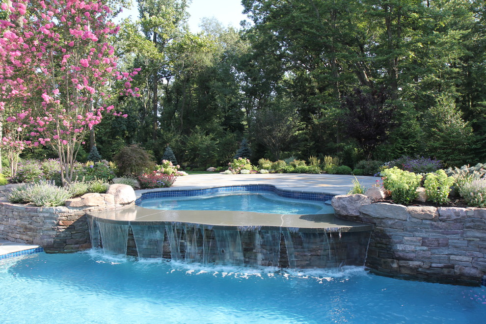 Foto di una piscina classica con una vasca idromassaggio