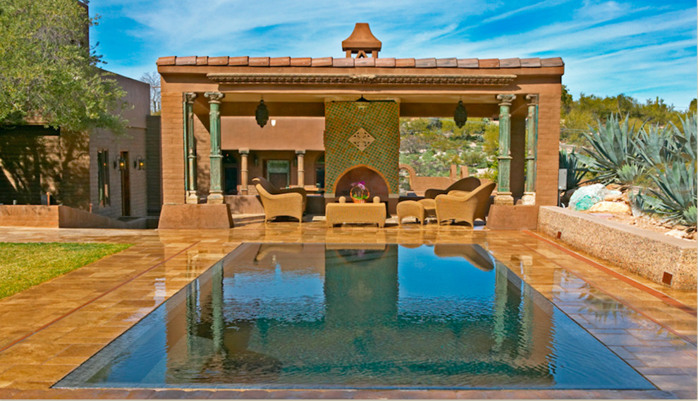 Diseño de casa de la piscina y piscina natural mediterránea de tamaño medio rectangular en patio trasero con adoquines de hormigón