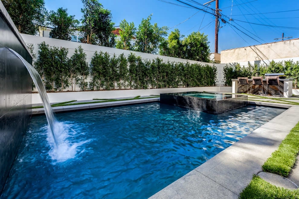 Inspiration for a classic swimming pool in Los Angeles.