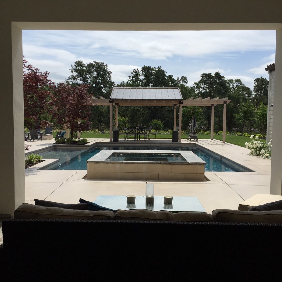 Idee per una piscina classica rettangolare di medie dimensioni e dietro casa con una vasca idromassaggio