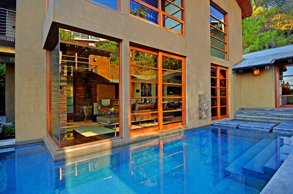 Источник вдохновения для домашнего уюта: огромный бассейн-инфинити произвольной формы на внутреннем дворе в стиле модернизм