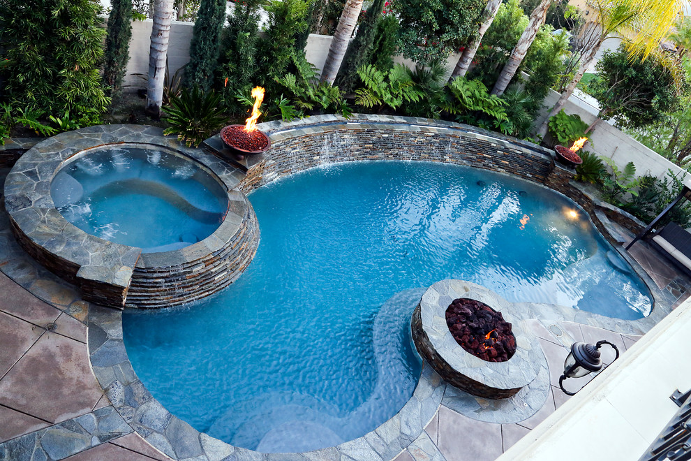 Ejemplo de piscinas y jacuzzis alargados tradicionales de tamaño medio tipo riñón en patio trasero