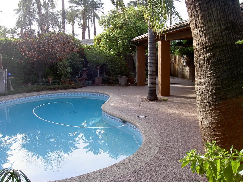 Ispirazione per una piscina classica personalizzata di medie dimensioni e dietro casa con graniglia di granito