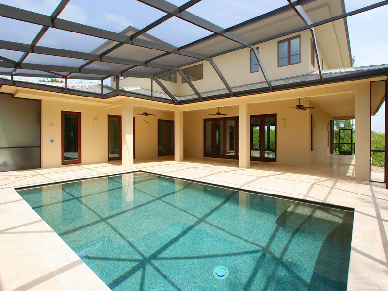 Exemple d'une piscine intérieure chic rectangle avec du carrelage.
