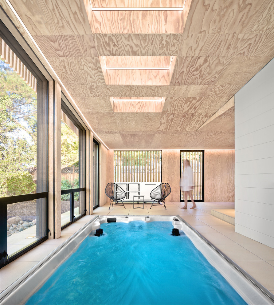 Идея дизайна: бассейн в доме в современном стиле