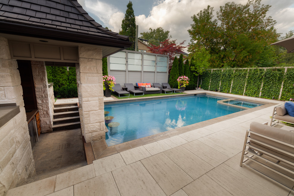 На фото: большой прямоугольный бассейн на заднем дворе в стиле модернизм с фонтаном и покрытием из каменной брусчатки