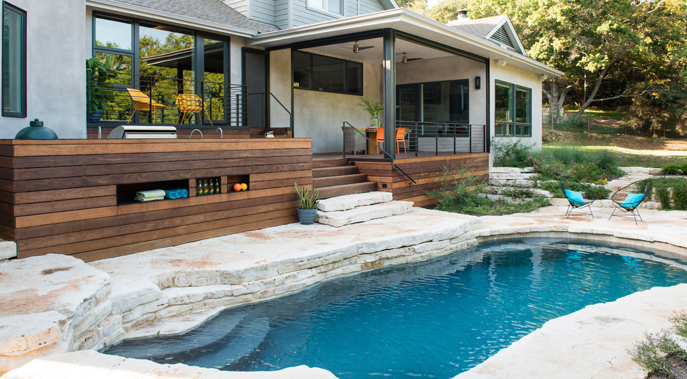 Diseño de casa de la piscina y piscina moderna grande a medida en patio trasero con adoquines de piedra natural