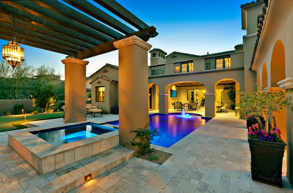 Foto de piscinas y jacuzzis alargados mediterráneos grandes rectangulares en patio trasero