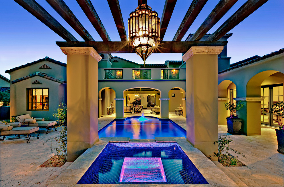 На фото: прямоугольный бассейн на внутреннем дворе в средиземноморском стиле с джакузи с