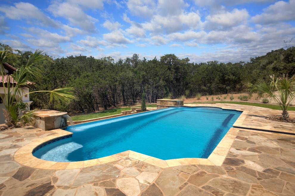 Стильный дизайн: прямоугольный бассейн-инфинити среднего размера на заднем дворе в средиземноморском стиле с фонтаном и покрытием из каменной брусчатки - последний тренд