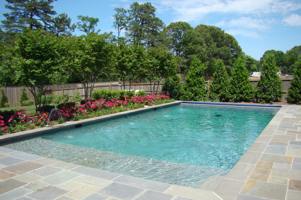 Идея дизайна: прямоугольный бассейн среднего размера на заднем дворе в классическом стиле с покрытием из каменной брусчатки