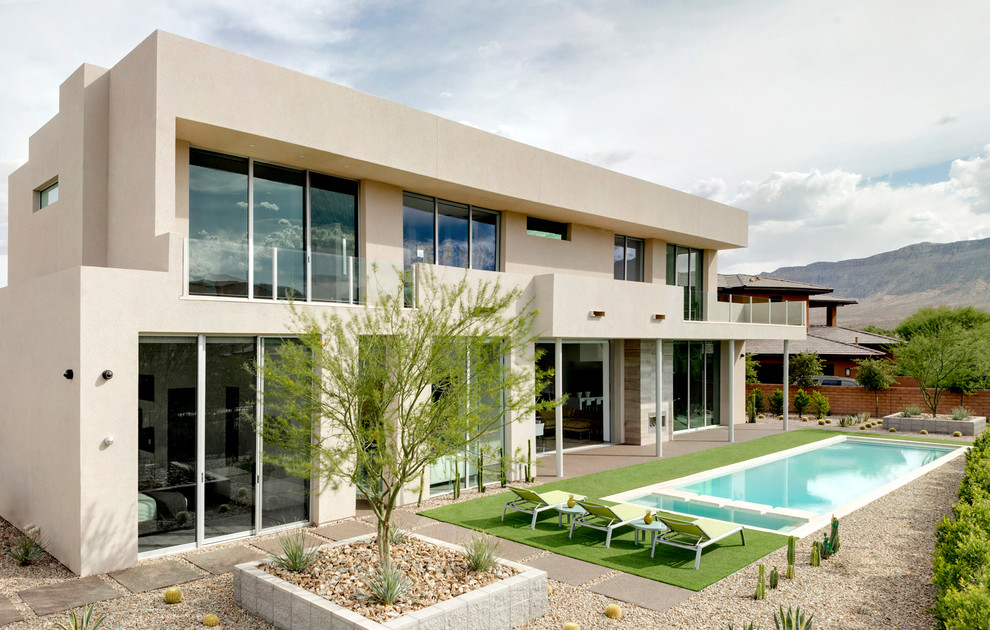 Immagine di una piscina design rettangolare dietro casa e di medie dimensioni