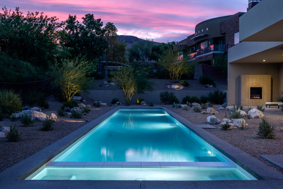 Immagine di una piscina minimalista rettangolare con ghiaia