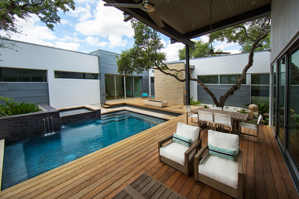 Example of a small minimalist courtyard stone and rectangular lap hot tub design in Austin