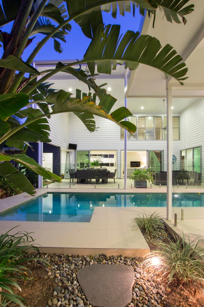 Immagine di una piscina minimal personalizzata di medie dimensioni