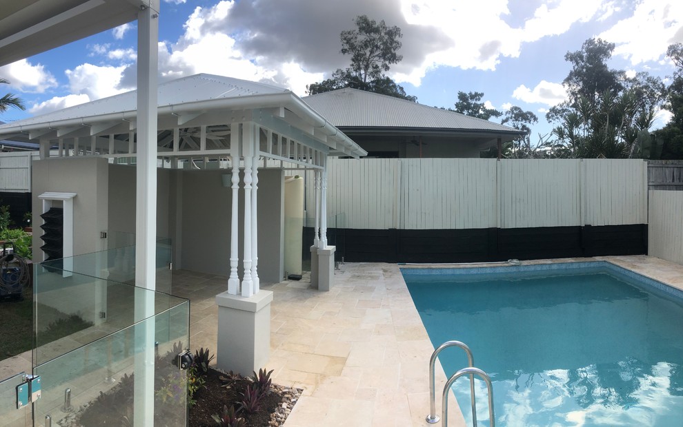 Großer Maritimer Pool hinter dem Haus in rechteckiger Form mit Natursteinplatten in Brisbane