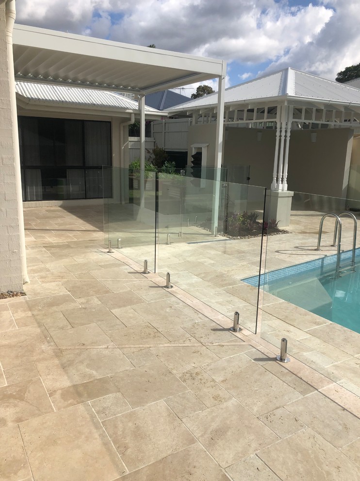Foto de casa de la piscina y piscina natural costera grande rectangular en patio trasero con adoquines de piedra natural
