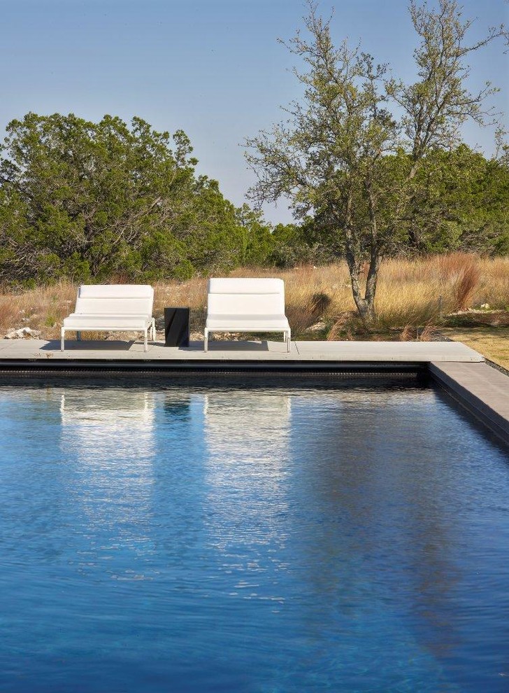 Foto de piscina alargada minimalista grande rectangular con entablado