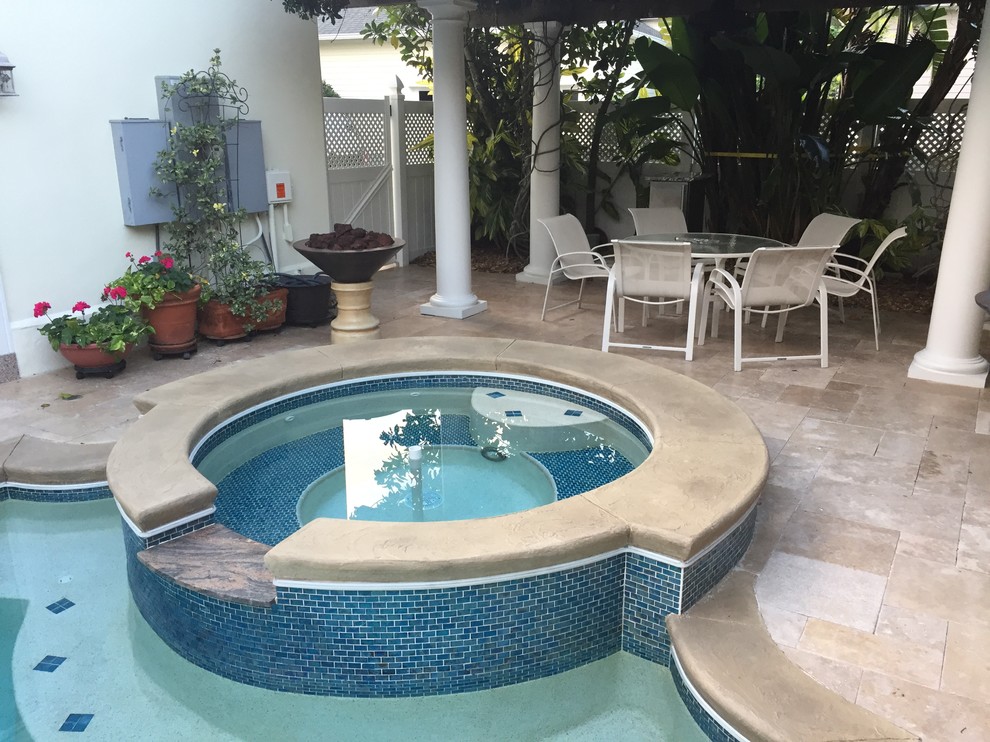 Стильный дизайн: бассейн среднего размера, произвольной формы на заднем дворе в средиземноморском стиле с джакузи и покрытием из плитки - последний тренд