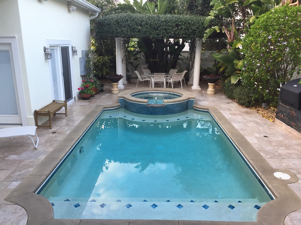 На фото: бассейн среднего размера, произвольной формы на заднем дворе в средиземноморском стиле с джакузи и покрытием из плитки