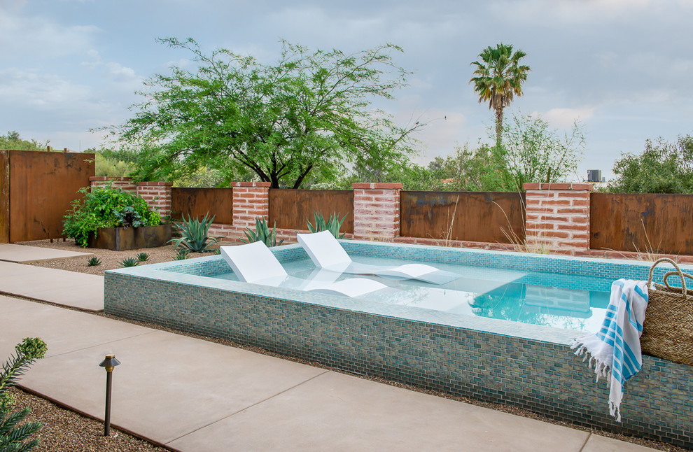 Идея дизайна: маленький прямоугольный бассейн на заднем дворе в стиле фьюжн с покрытием из бетонных плит для на участке и в саду